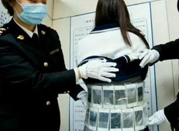 女人扒开b真人照片_扒开她的