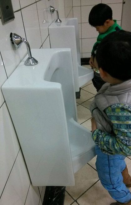 [网络资源] 撒个尿,看把这俩孩子累的!